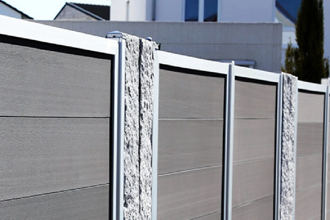 Moderner Sichtschutzzaun mit Stein